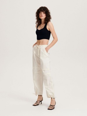 Reserved Bawełniane rich trousers Ivory | NWJAIYO-34