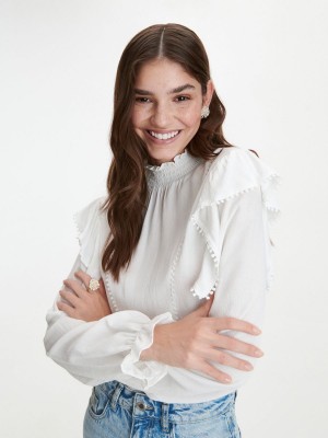 Reserved Ruffle detail shirt Ivory | BMKHUAE-85