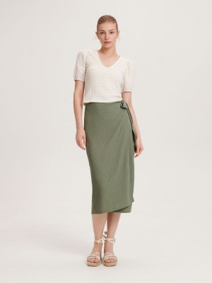 Reserved Wrap front midi skirt Zielone | SRYWHJU-70