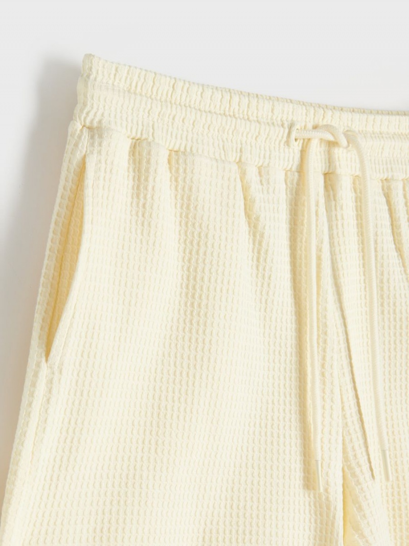 Reserved Bawełniane rich shorts Ivory | PLYSXMN-46