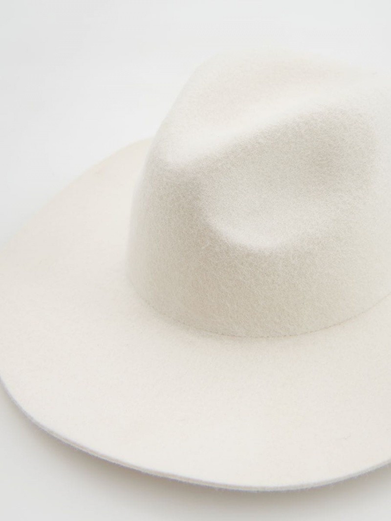 Reserved Wełna hat Ivory | DGYOKEU-19