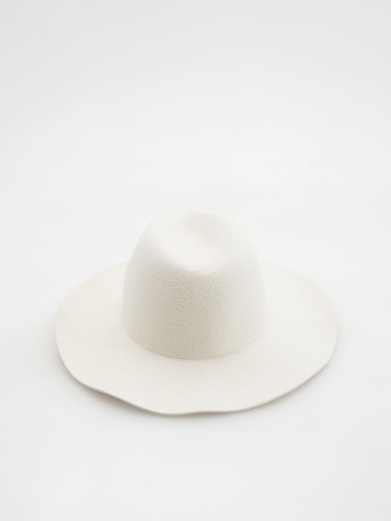 Reserved Wełna hat Ivory | DGYOKEU-19